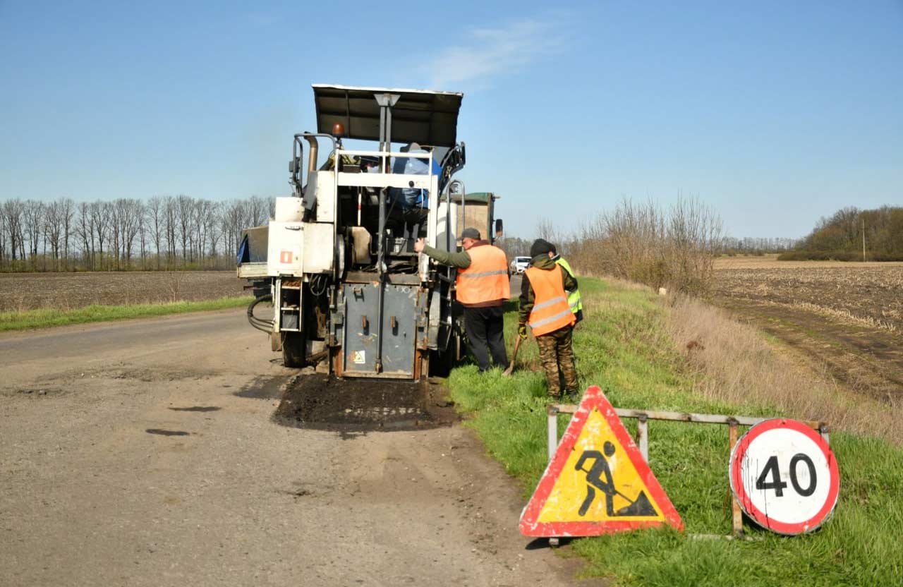 На території старостатів Полтавської громади розпочали ремонти 260 різних доріг. Фото poltava.to